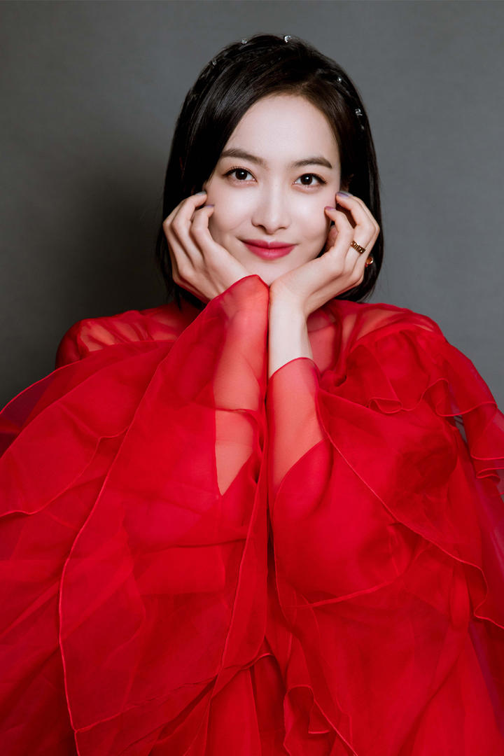 双手捧脸的可爱美女明星宋茜