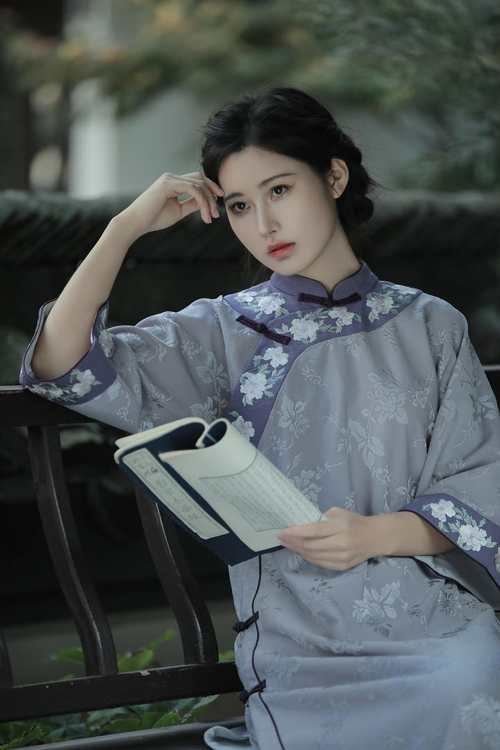 看书的古典旗袍美女图片