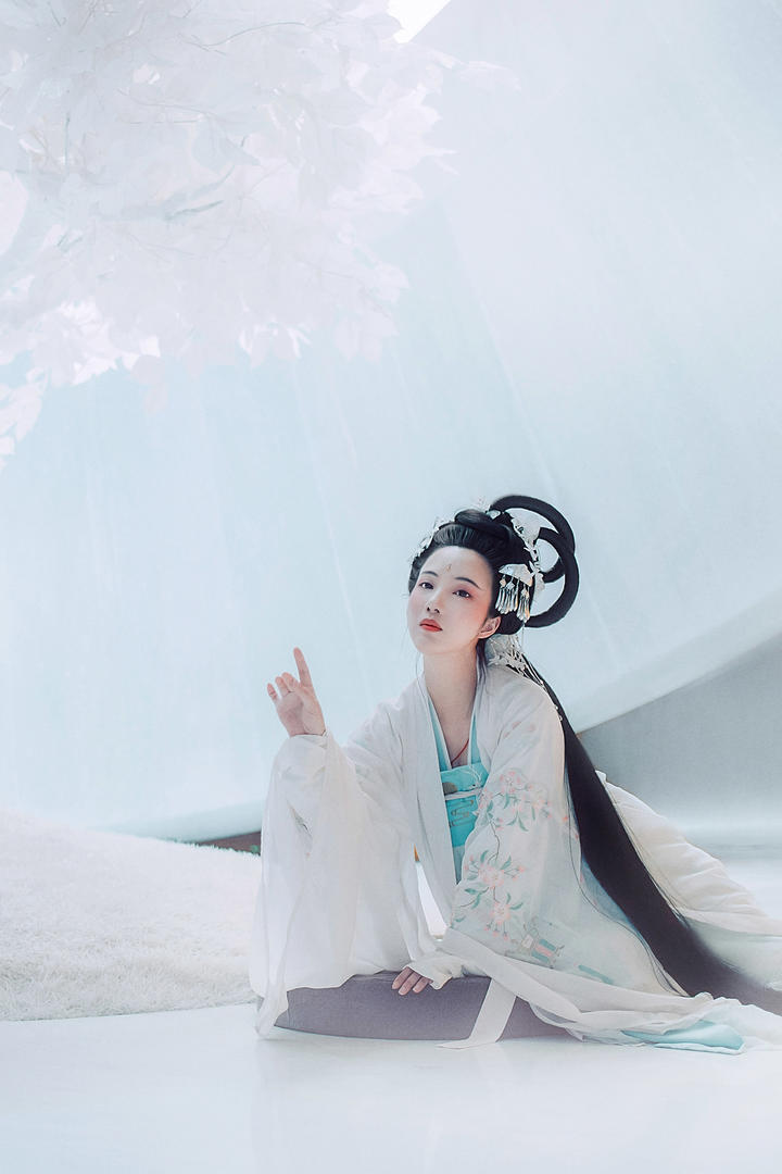 穿汉服的唯美古装美女图片免费下载
