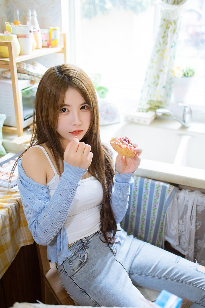 吃面包的美女钰慧116美女写真图片