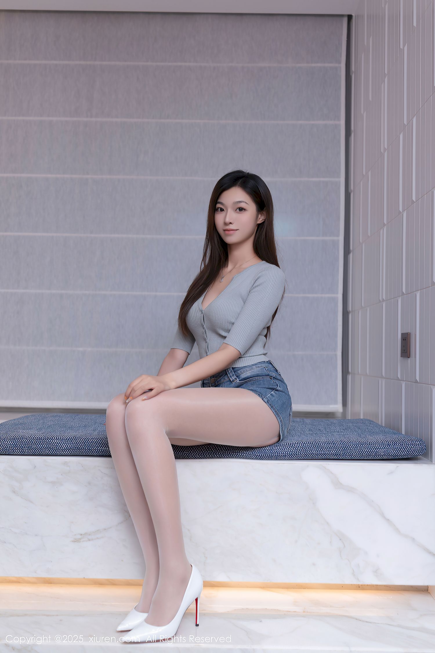 秀人网新人kiki柚柚超短牛仔裤原色丝袜性感写真