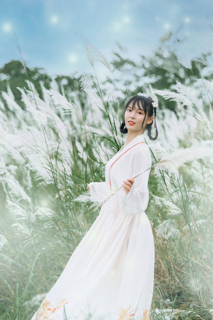 可爱甜美古装汉服小姐姐户外摄影图片