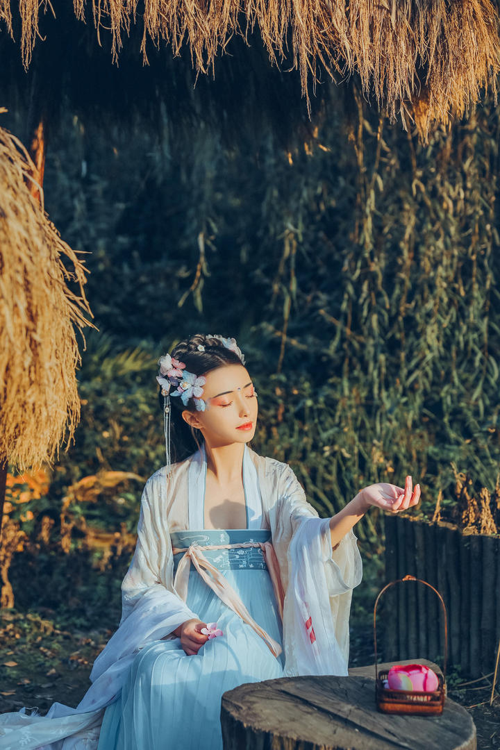 阳光下的唯美古装汉服美女艺术写真图片