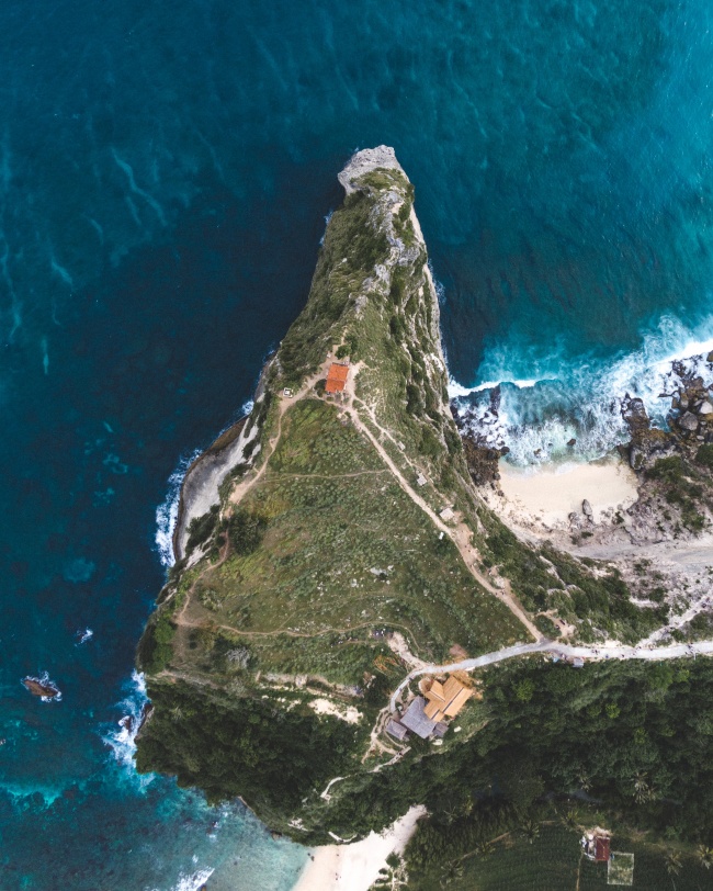 海浪拍打岸边岩石图片