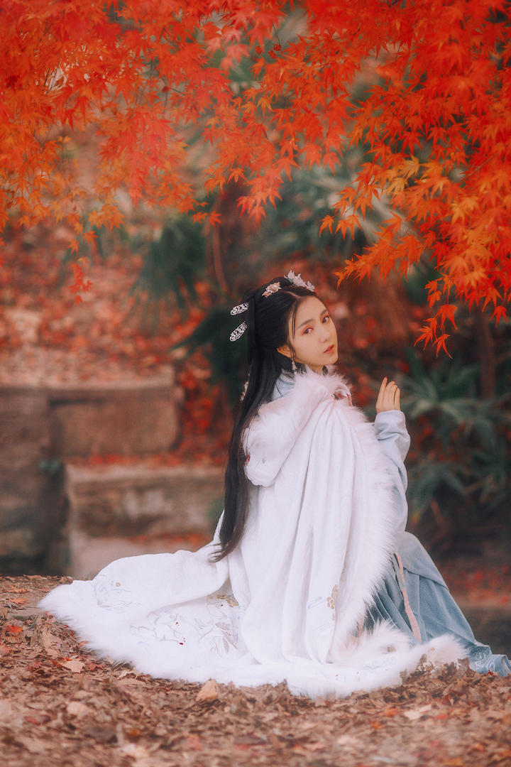 坐在地上的超清古装美女艺术写真图片