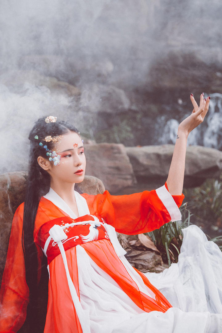 靠在石头上的高清红衣古装美女图片