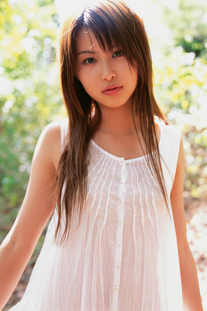 穿白色裙子的日本清纯美女图片