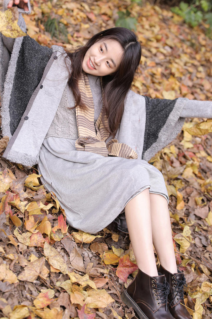 坐在落叶中的日韩甜美女学生女生头像图片