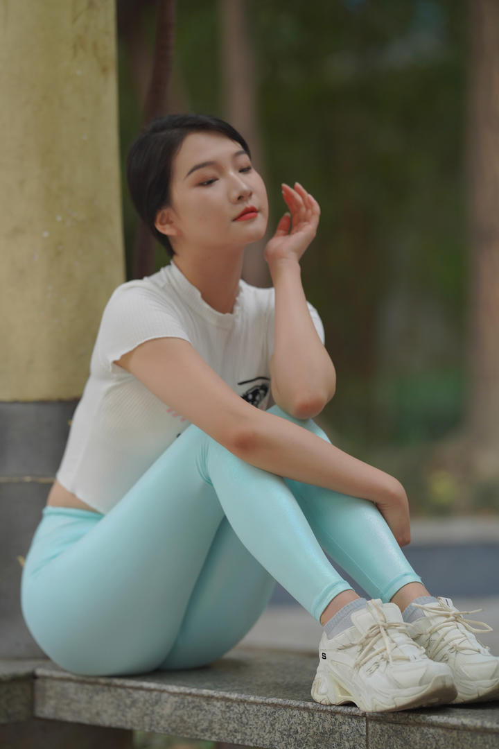 穿紧身瑜伽裤的美腿美女高清街拍写真套图