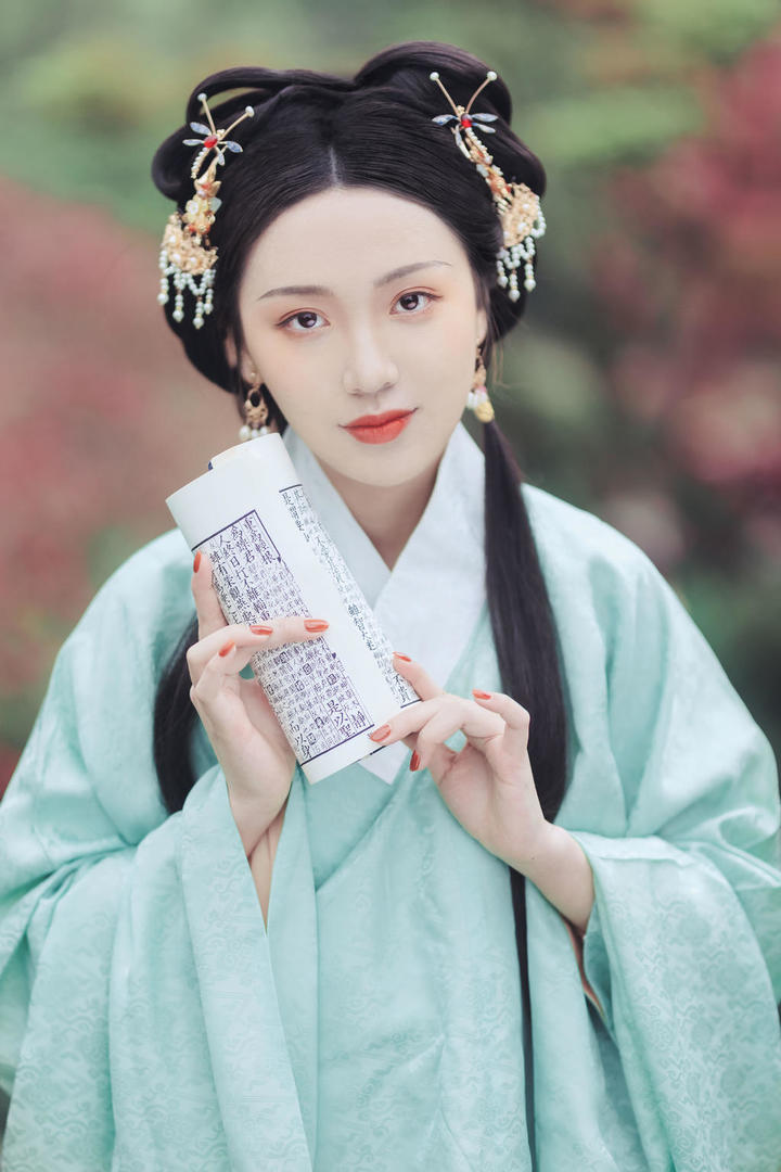 读书的古装汉服美女艺术照