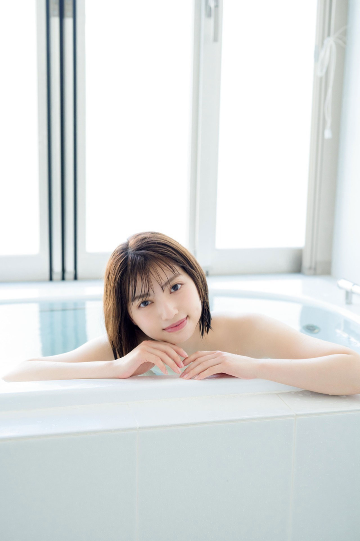 日本短发漂亮女生浴室高清写真图片
