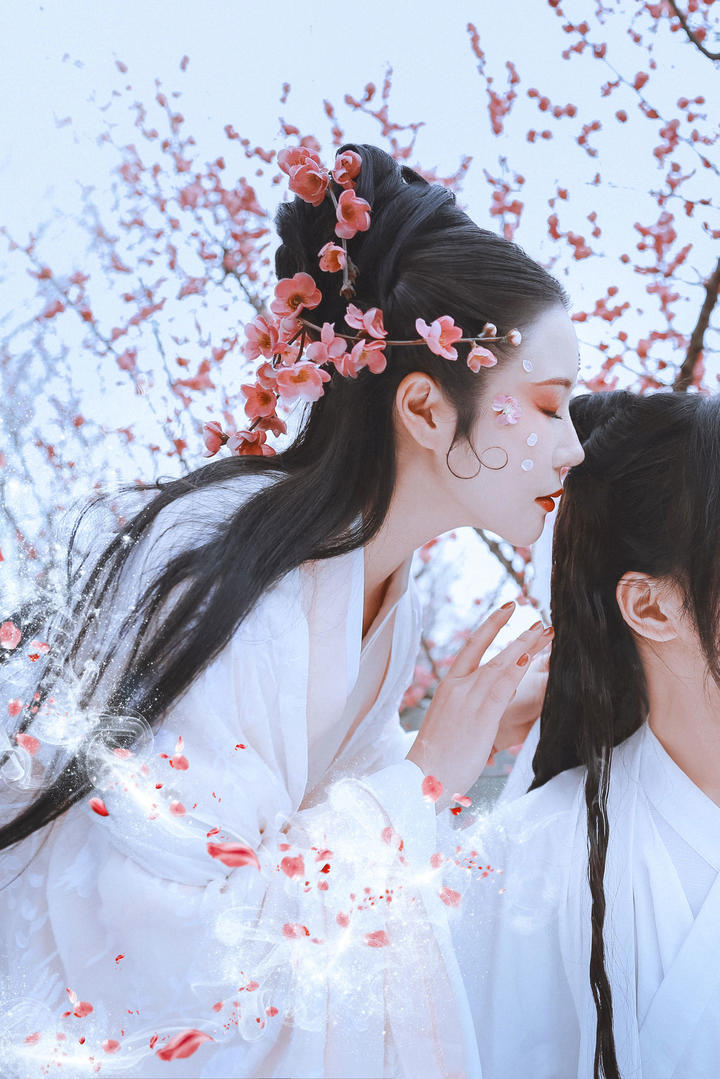 桃花林中的清纯古装美女写真