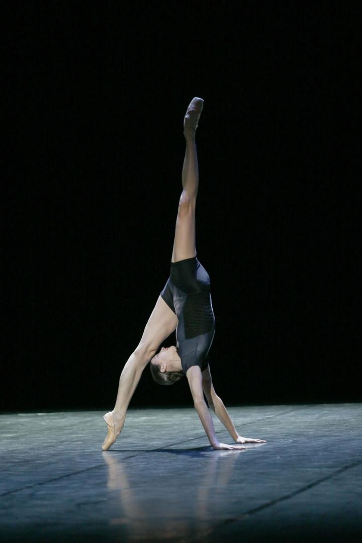 欧美美女跳舞人体艺术写真图片