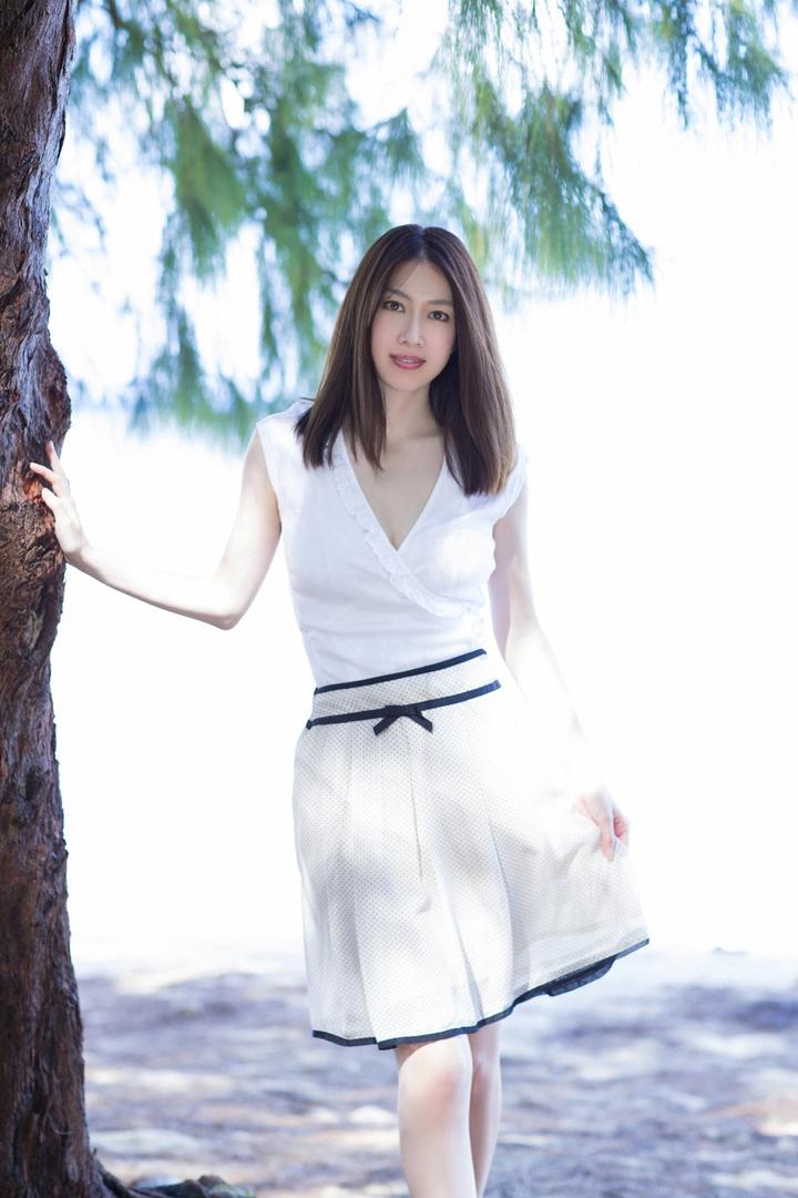 日本成熟性感AV女优户外摄影写真图片