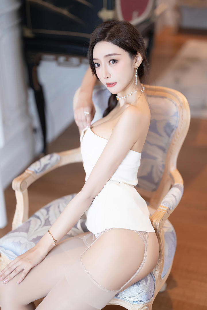 坐在椅子上的极品美女模特王馨瑶日本性感美女图片下载
