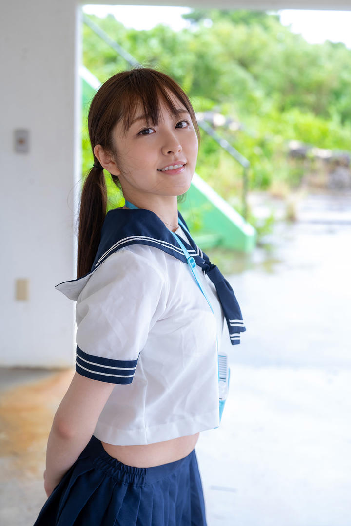 穿制服的日本美女写真图片