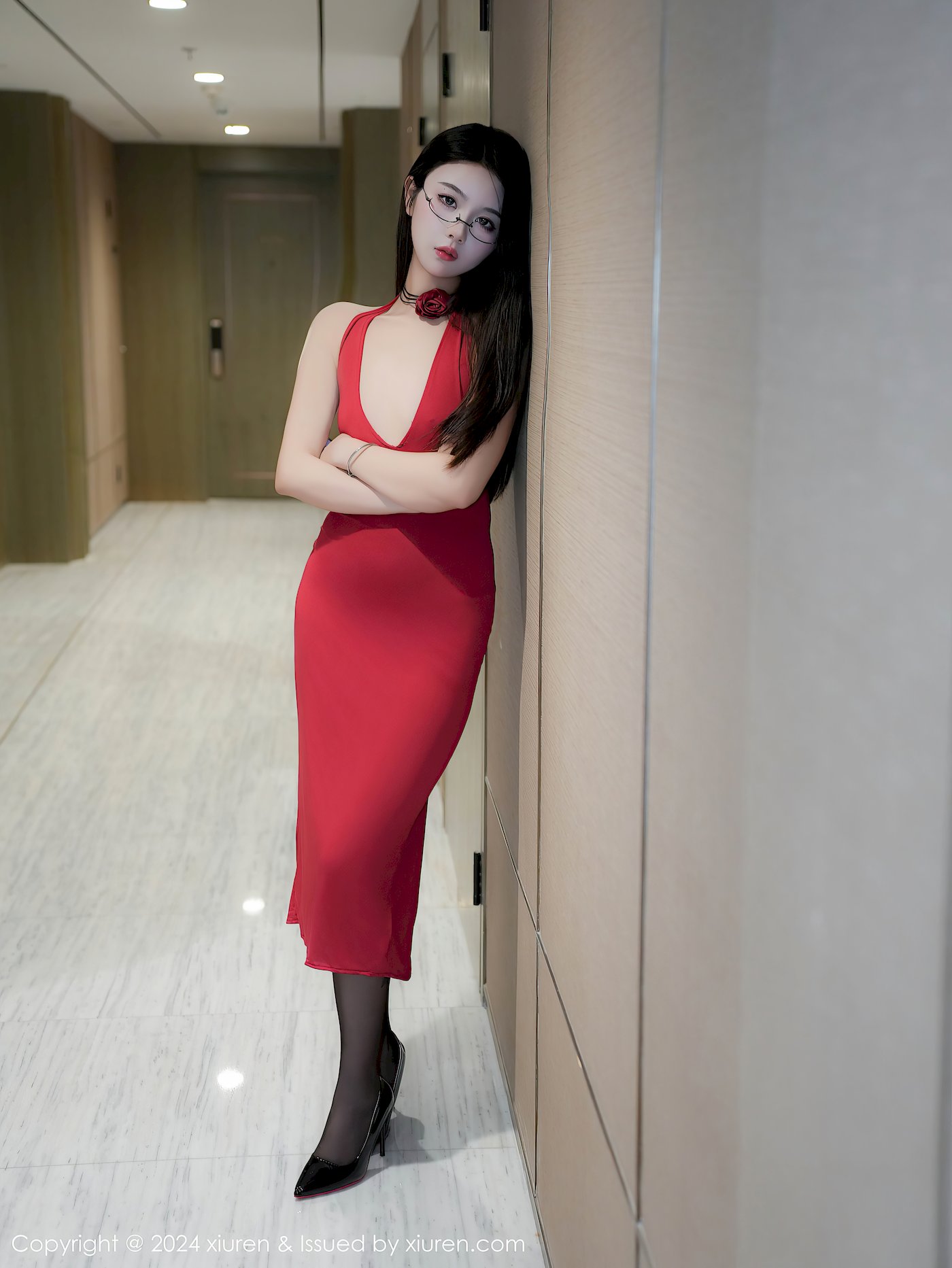 秀人网美女模特Lucky-红色礼裙搭配魅惑黑丝性感写真