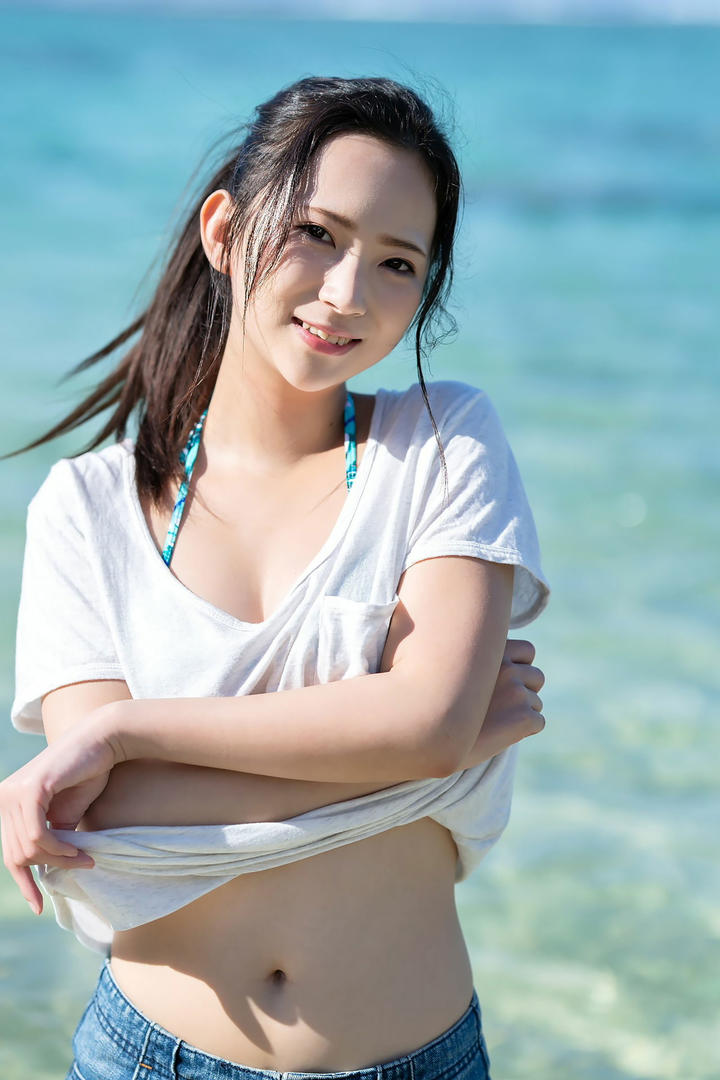 清纯漂亮女孩脱衣服图片