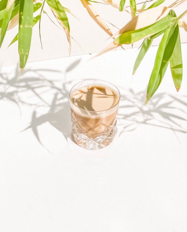 绿色竹叶和一杯奶茶图片