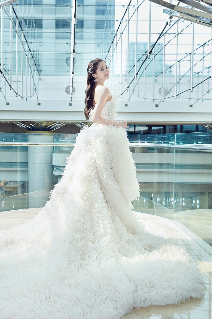 穿着婚纱的气质女星关晓彤写真