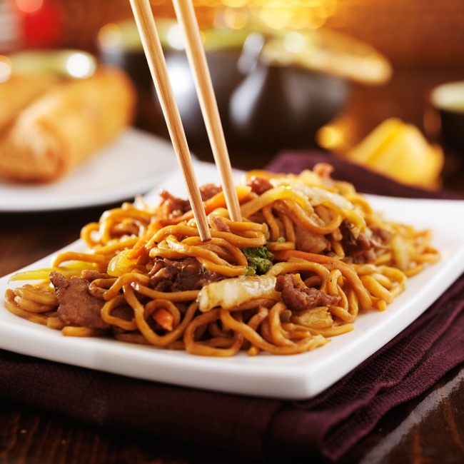 蔬菜瘦肉炒面中式美食摄影图片