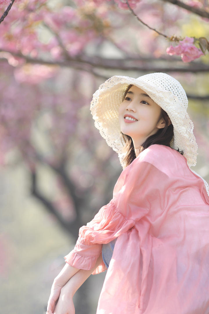 春日赏花的甜美女生高清高清手机壁纸图片