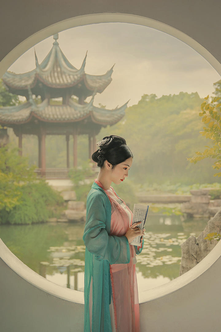 公园里读书的古典古装美女图片