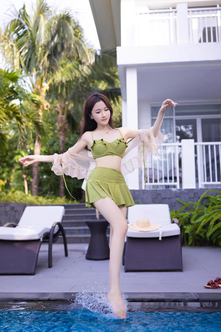 穿性感泳装的美女主播鱼子酱个人写真艺术照