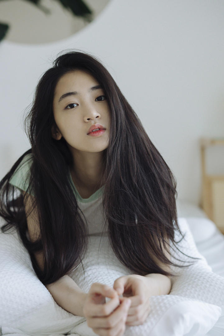 趴在床上的清纯美女美图