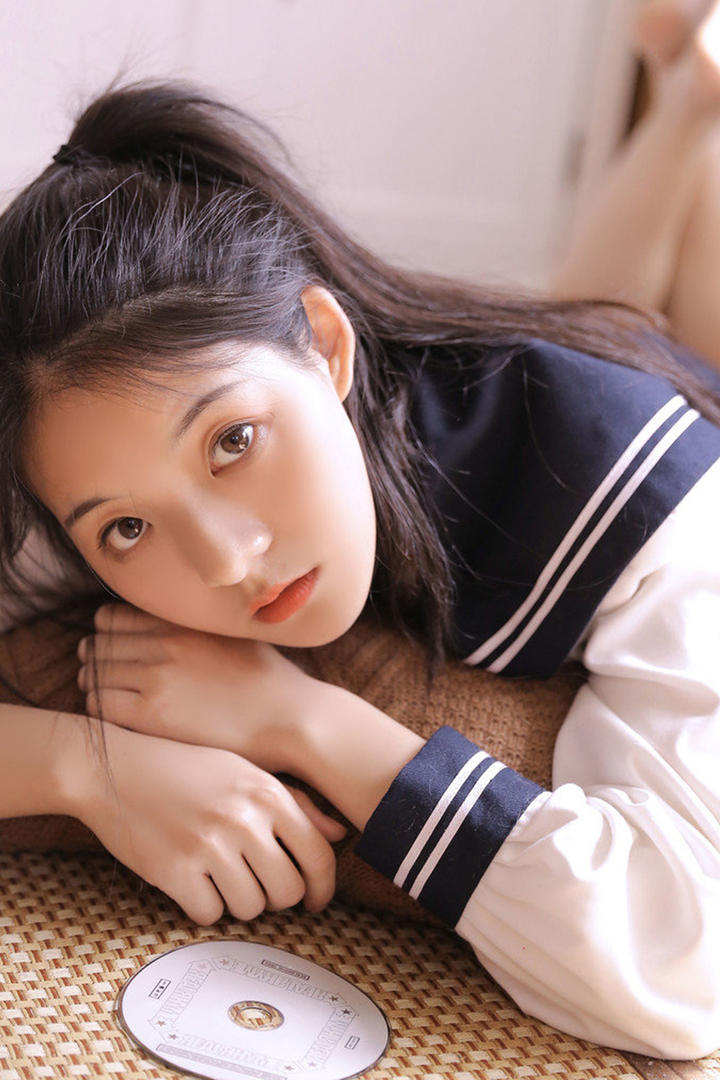 趴在床上的清纯学生妹写真图片