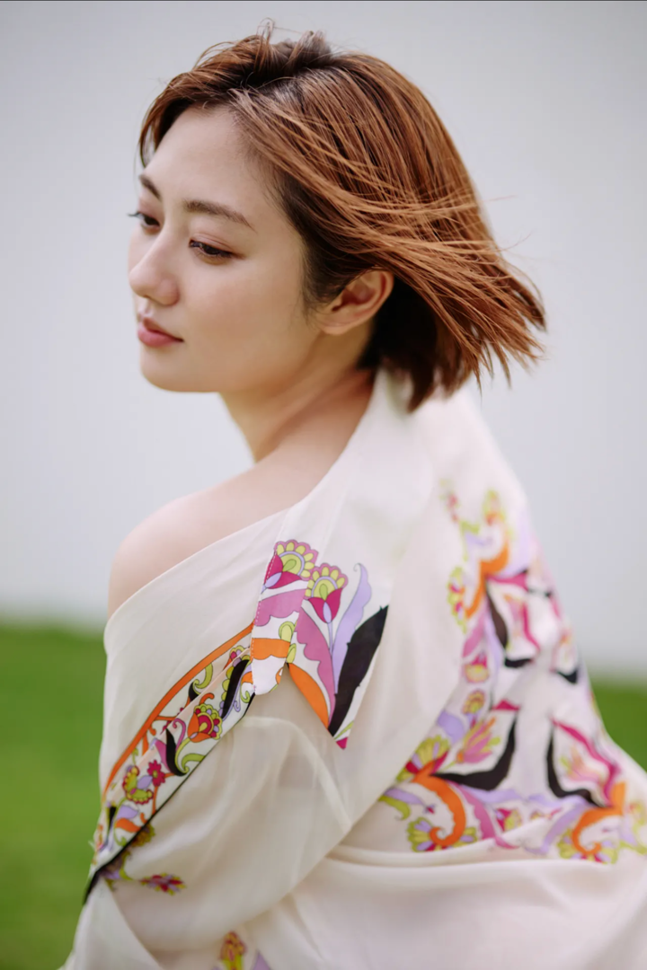 短发美女老师写真