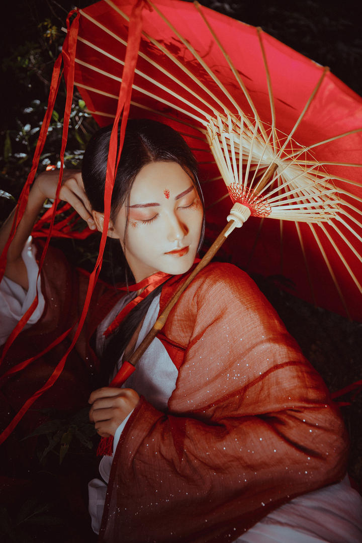 拿着伞的高清古装美女艺术写真图片