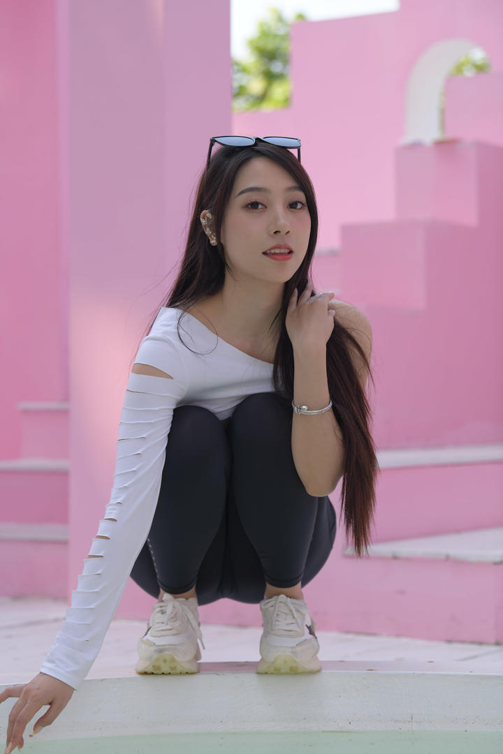 蹲在地上的紧身裤美女模特街拍图片大全