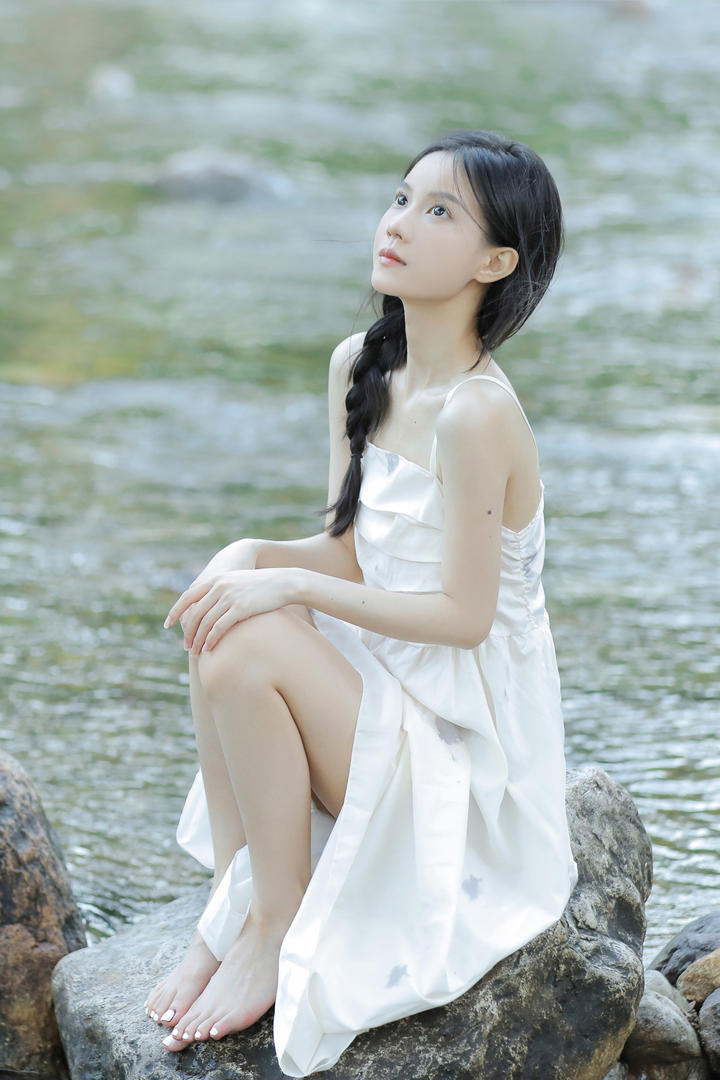 坐在石头上的吊带白裙女生纯欲天花板风格美女壁纸图片