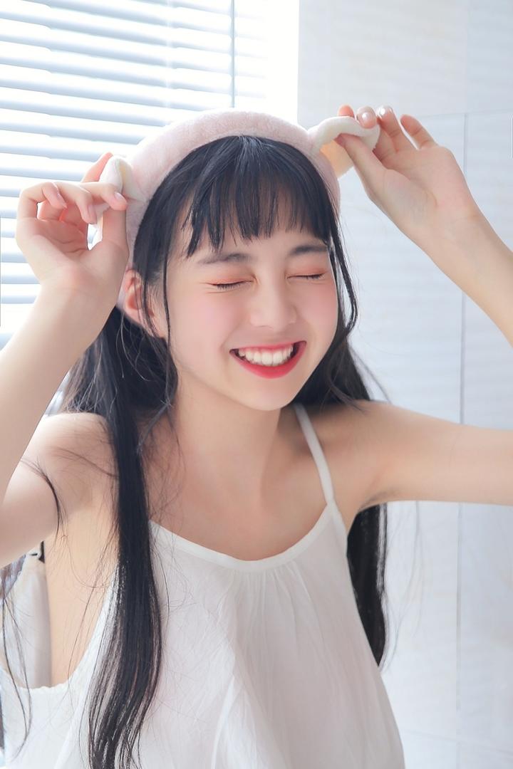 笑容甜美的小美少女可爱清纯女生图片