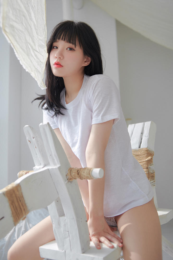 韩国极品甜妹白色体恤半裸惬意写真图片