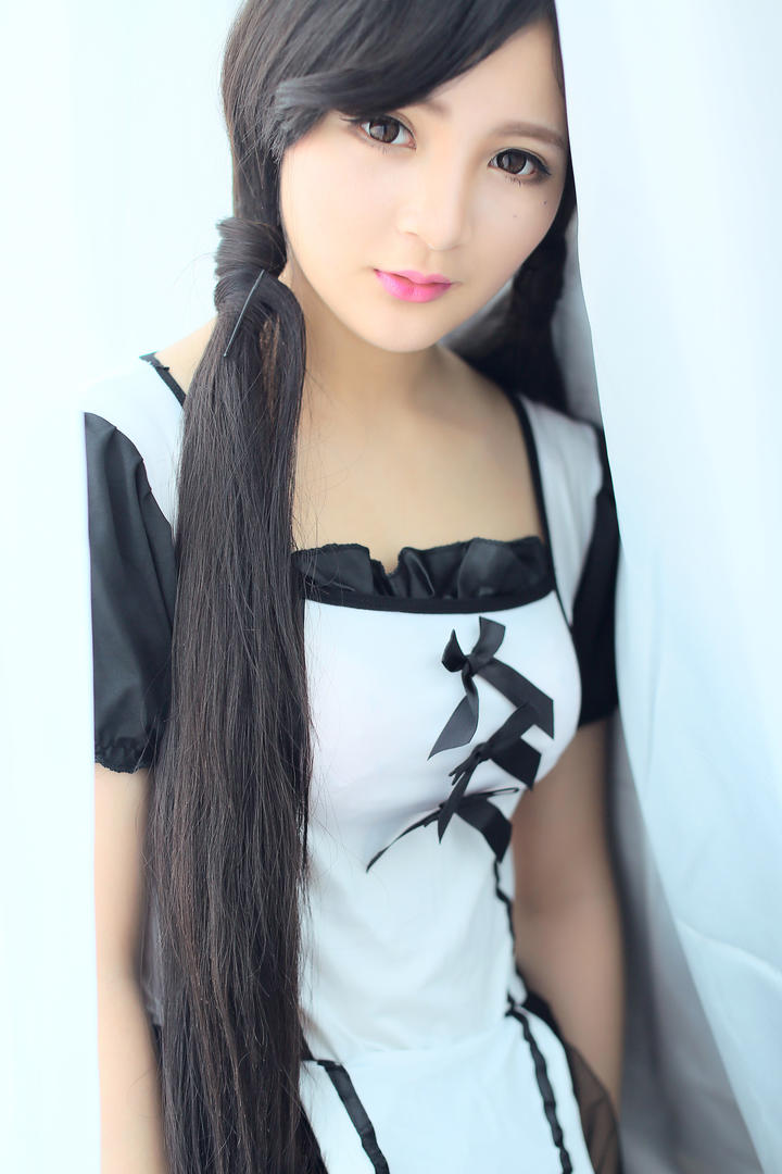 穿女仆装的清纯小美少女高清写真图片