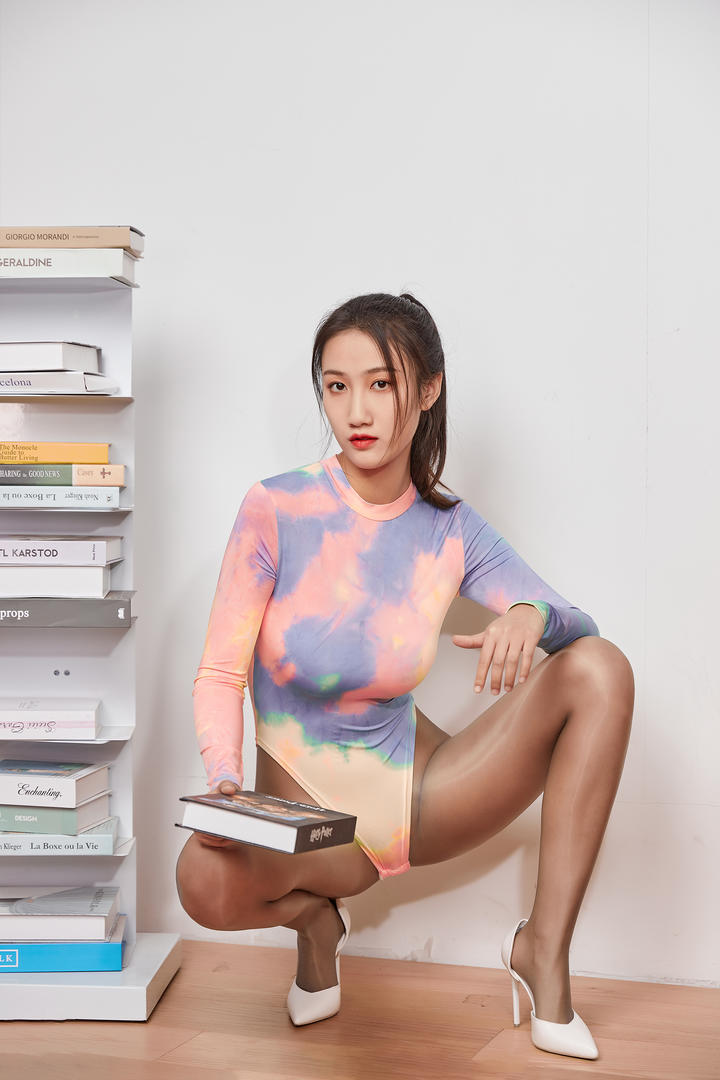 蹲在地上的黑丝美腿美女思文性感生活照