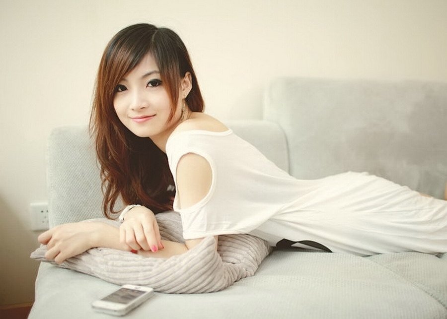 白衣靓丽美女沙发上清纯写真