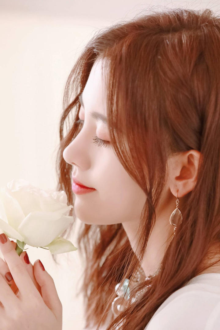 闻花香的气质美女鞠婧祎