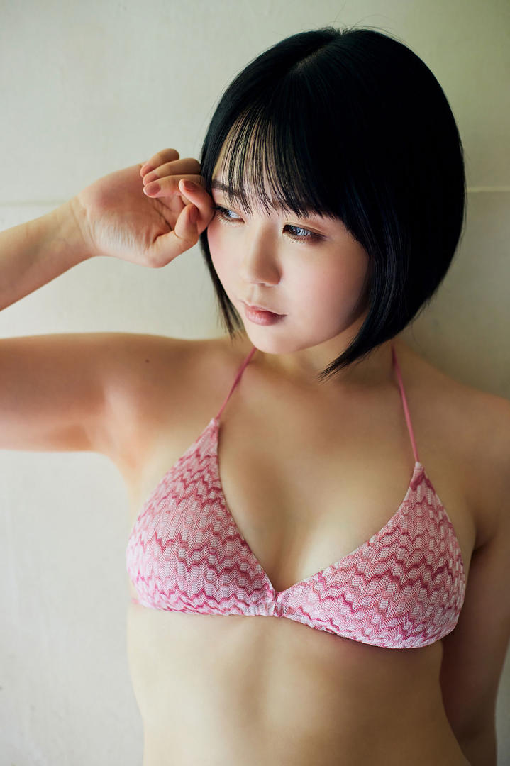 性感粉色吊带内衣美女日本高清人体艺术照片专区