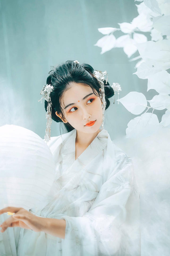 捧着纸灯笼的古装汉服美女人像艺术摄影图片