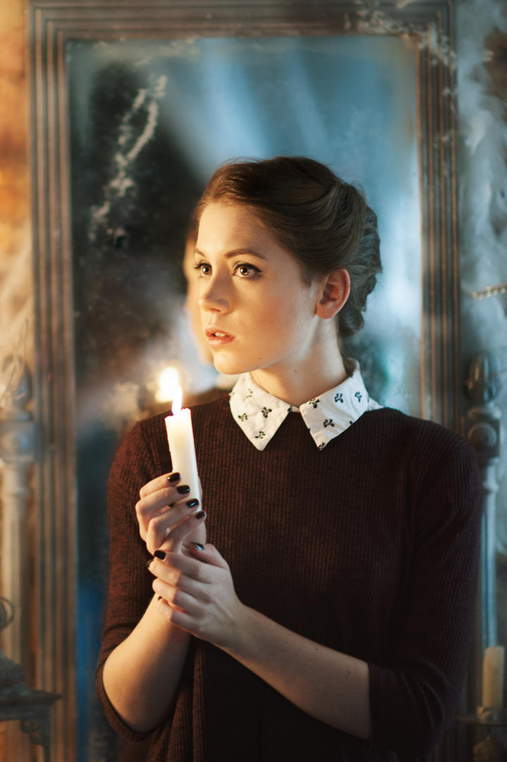 拿着蜡烛的欧美美女艺术写真图片