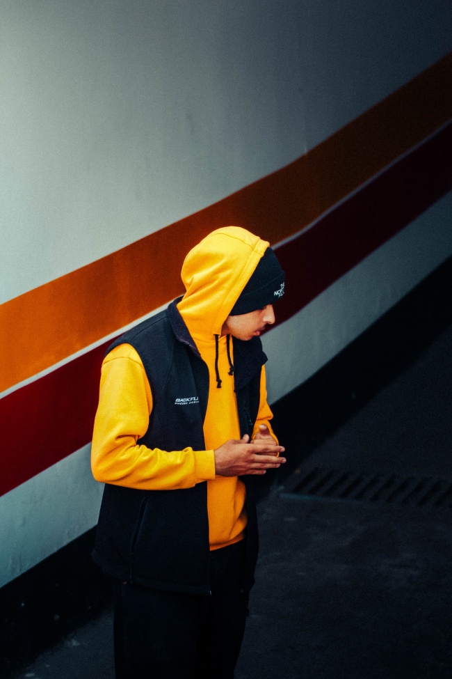 带帽卫衫帅哥图片