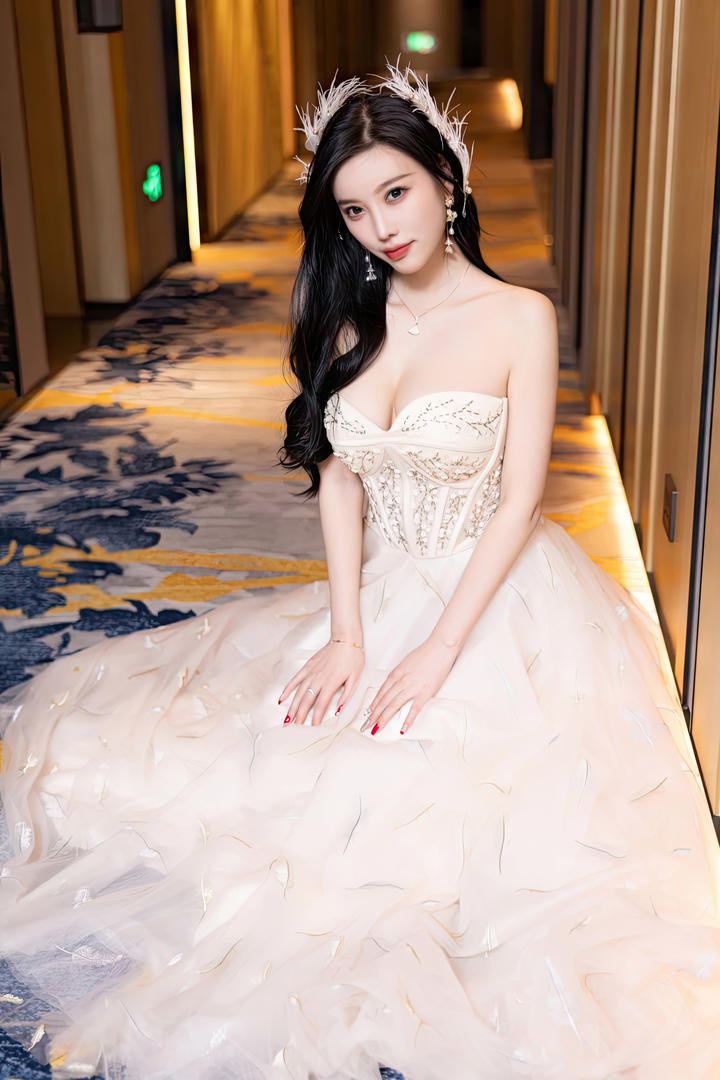 穿婚纱的美丽新娘杨晨晨写真图片