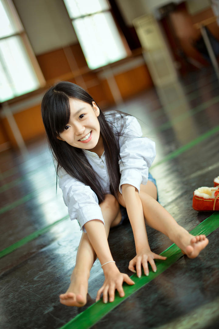 舞蹈教室里的年轻美女明星宋伊人写真图片