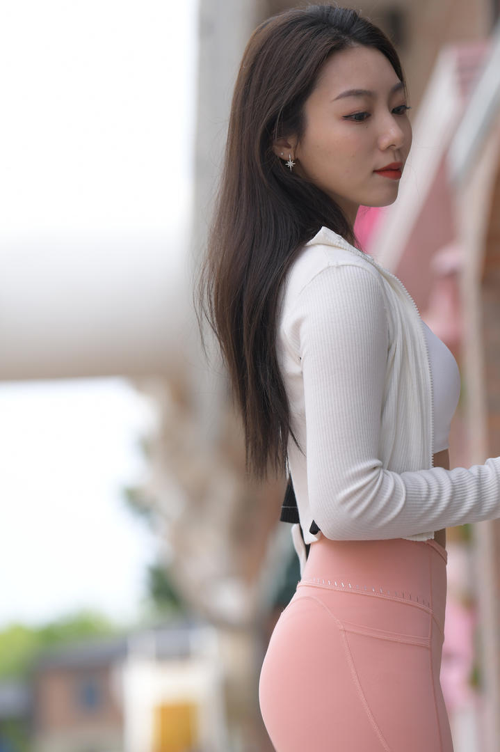 国模3A街拍紧身裤翘臀美女高清大图
