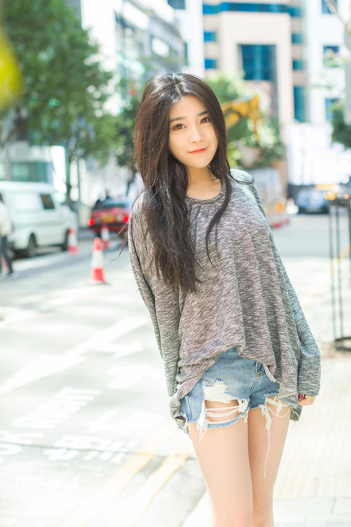 超清街上的清纯女生写真图片