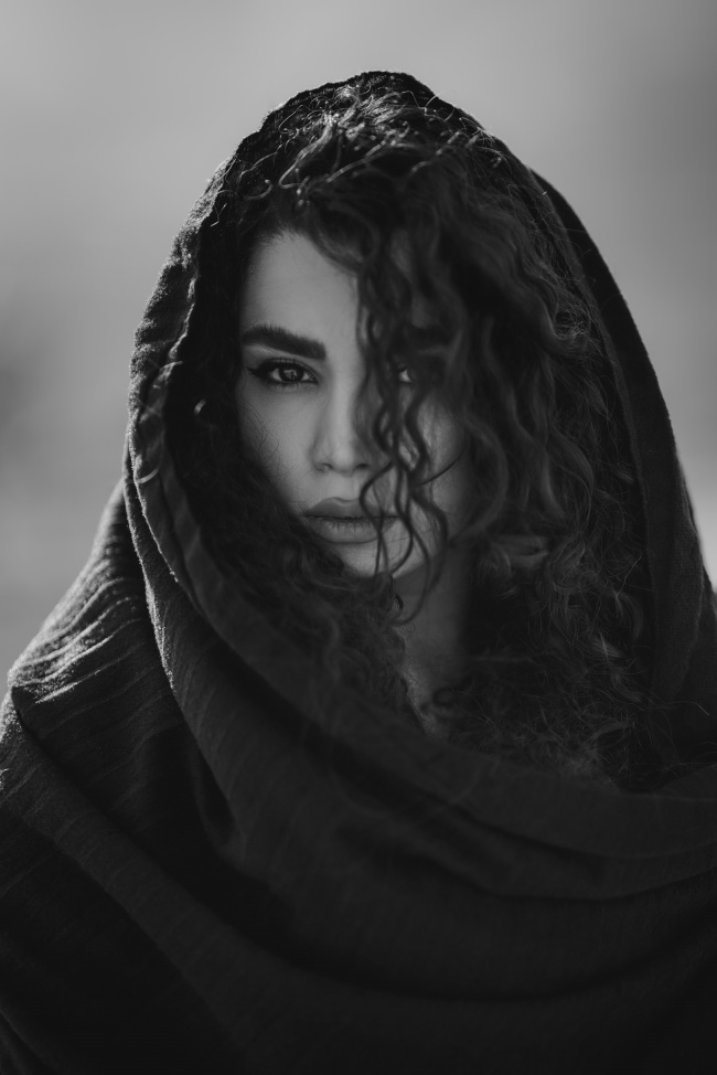 黑色时尚质感美女写真图片