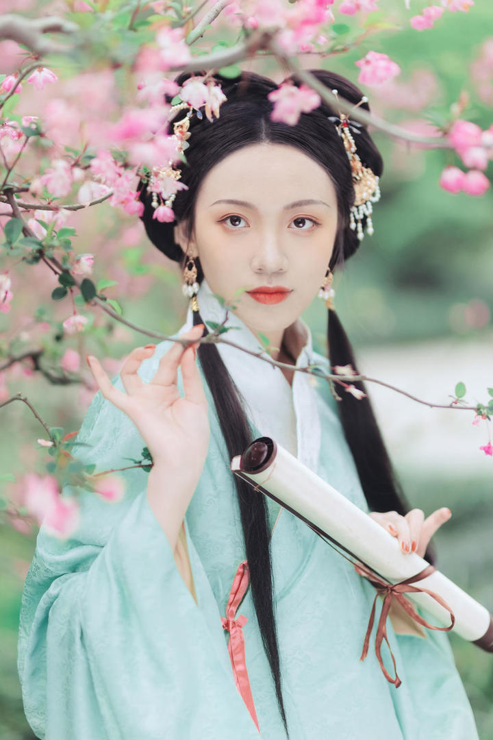 赏花的古装美女艺术写真图片